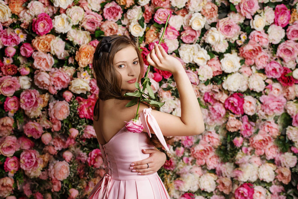 Beautiful girl at the flower interior - Foto, Imagen