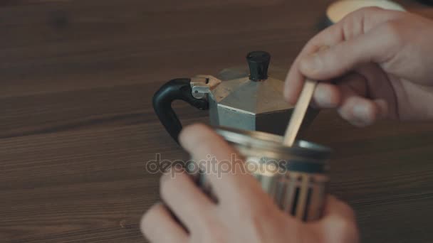 Mężczyzna co kawy w Gejzer maszyny do kawy, rękę strzela przygotowane kawy z pieca - Materiał filmowy, wideo
