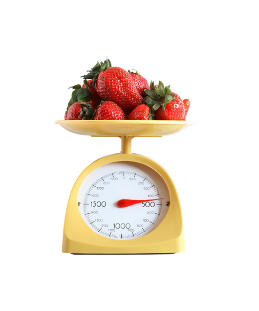 イチゴの重量を量る - 写真・画像