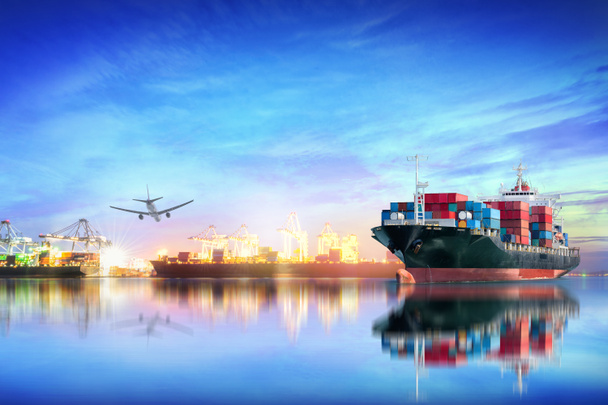 Logisztika és a szállítás a nemzetközi konténer teherszállító hajó és a rakomány repülőgép-val kikötő daru kikötő híd - Fotó, kép