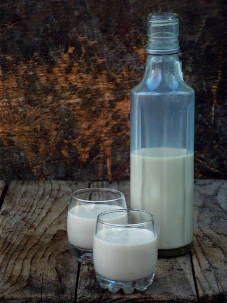 Irská káva cream likér Baileys skla a botle na dřevěné pozadí. Selektivní fokus. Kopírovat prostor - Fotografie, Obrázek