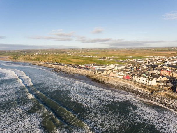 Vue aérienne de la meilleure ville et plage de surf d'Irlande en Irlande
.  - Photo, image