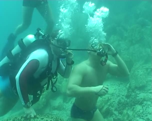 κολυμβητής αναπνοή από δύτες ρυθμιστή υποβρύχιες καταδύσεις βίντεο - Πλάνα, βίντεο