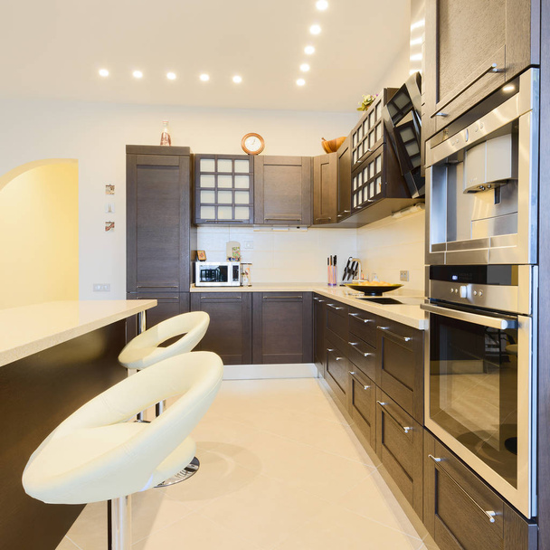 Elegante keuken met eethoek in een moderne stijl  - Foto, afbeelding