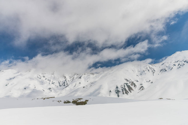 hohe Berge unter Schnee mit klarem blauen Himmel  - Foto, Bild
