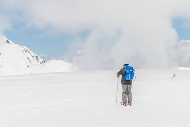 Высокие горы под снегом с ясным голубым небом и хижиной
. - Фото, изображение