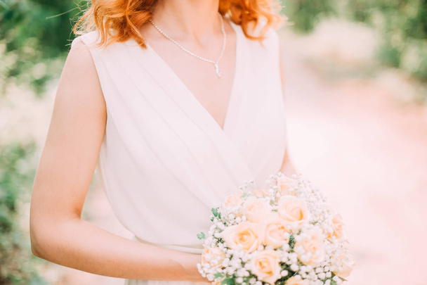 Gyönyörű menyasszonyi csokor a menyasszony kezében. Gyapot, rózsa, pünkösdi rózsa Rózsa. Fehér és sárga. Divatos és modern esküvői virágok. Ideális fotó kereskedelmi. - Fotó, kép