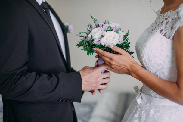 sposarmi oggi e tutti i giorni, mani di una coppia caucasica matrimonio
 - Foto, immagini