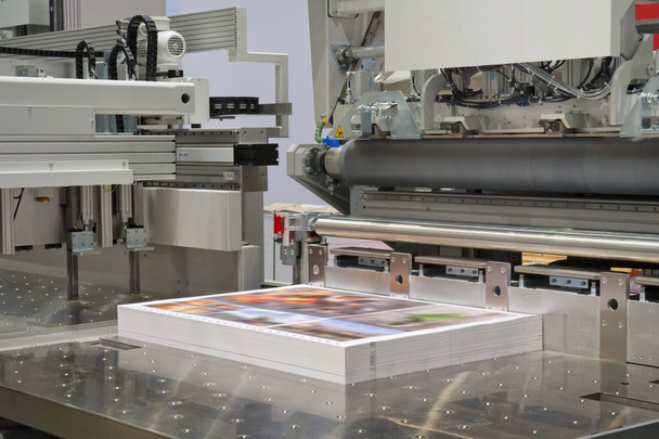 Máquina de corte en una imprenta
 - Foto, Imagen