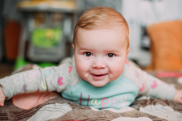 カーペットの上の小さなかわいい赤ちゃん幼児が愛らしい幸せ感情的な演奏家で笑みを浮かべて間近します。 - 写真・画像