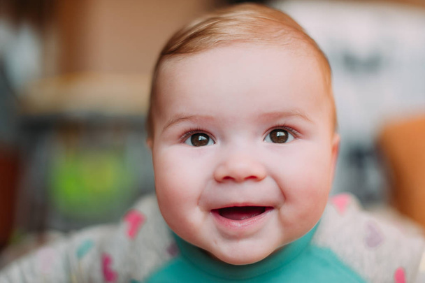 pouco bonito bebê criança no tapete close up sorrindo adorável feliz emocional jogando em casa
 - Foto, Imagem
