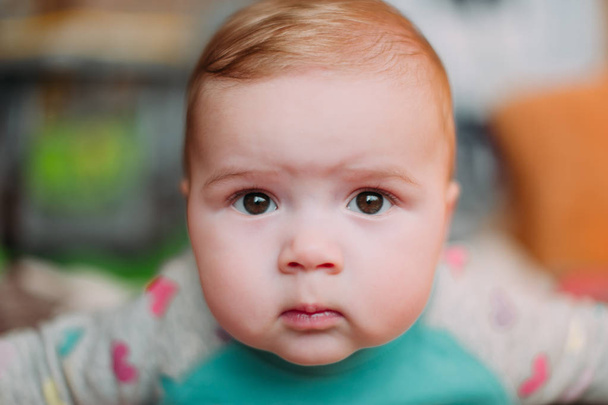 kleine schattige baby peuter op tapijt close-up glimlachend schattig gelukkig emotionele spelen thuis - Foto, afbeelding