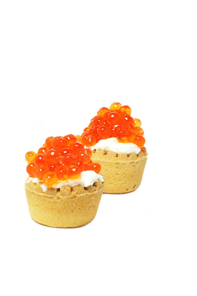 tartlet com caviar vermelho no fundo branco
 - Foto, Imagem