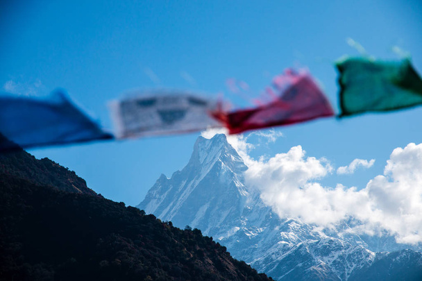 Buddhista ima zászlók a Himalája hegység, Annapurna Base Camp területén, Nepál. - Fotó, kép