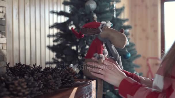 Γυναίκα διακόσμηση σαλόνι για τα Χριστούγεννα - Πλάνα, βίντεο