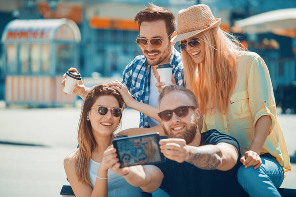 Grupo de cuatro amigos felices tomando selfie
  - Foto, Imagen