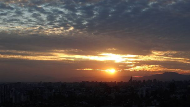 Σύννεφα στο ηλιοβασίλεμα στο Σαντιάγο Χιλή - Φωτογραφία, εικόνα