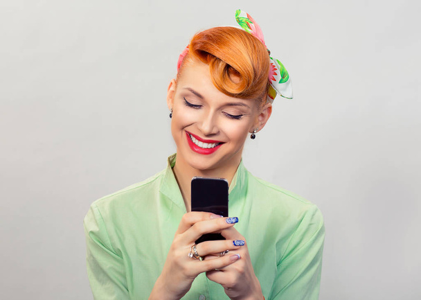 Pin up style girl texting - Foto, imagen