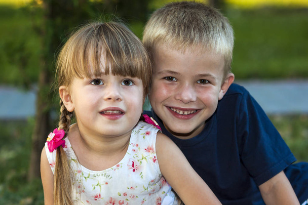 Retrato de dos niños niño y niña hermano y hermana sentados
 - Foto, imagen