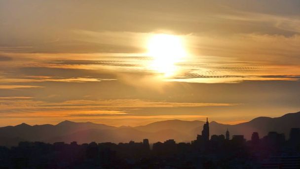 Σύννεφα στο ηλιοβασίλεμα στο Σαντιάγο Χιλή - Φωτογραφία, εικόνα