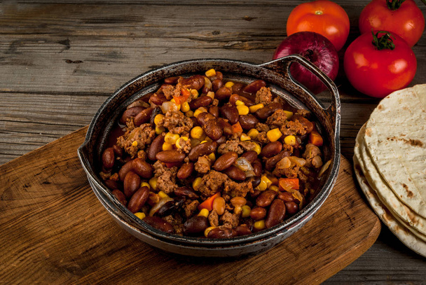 Traditional Mexican dish - chilli con carne - Photo, Image