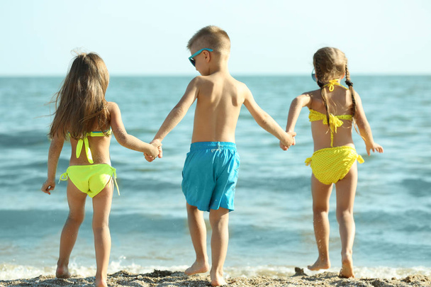 Cute kids having fun on beach - Zdjęcie, obraz