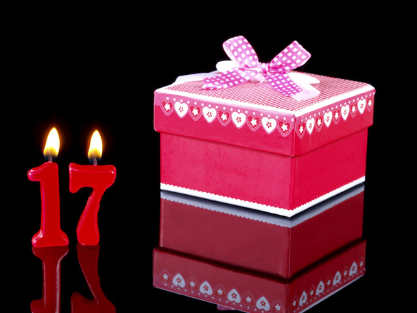 Подарунок на день народження з червоними свічками, що показують No. 17 років
 - Фото, зображення
