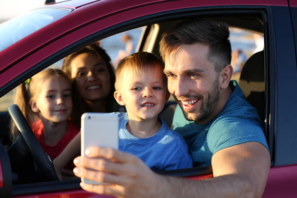 A szülők a gyerekek bevétel fénykép-ban autó - Fotó, kép