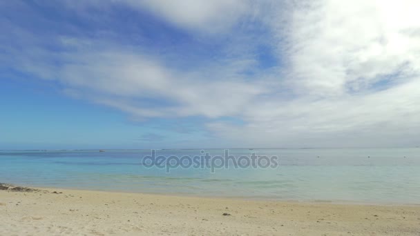 Playa con tumbonas en complejo tropical
 - Imágenes, Vídeo