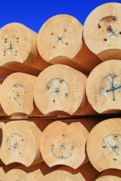 Круглый калиброванный строительный брусок из дерева
. - Фото, изображение