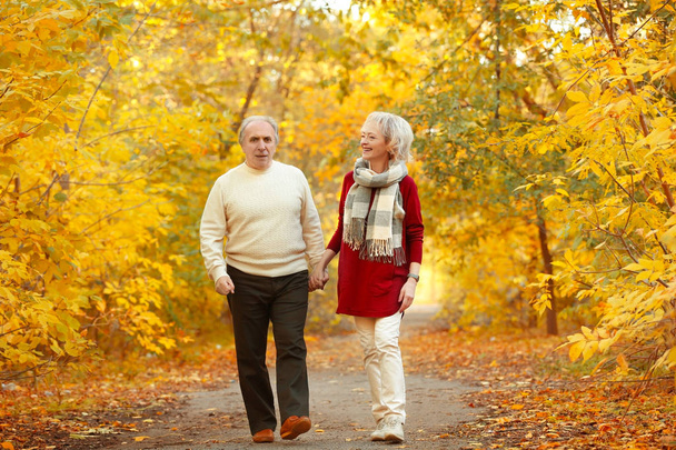 Lovely mature couple - Foto, afbeelding