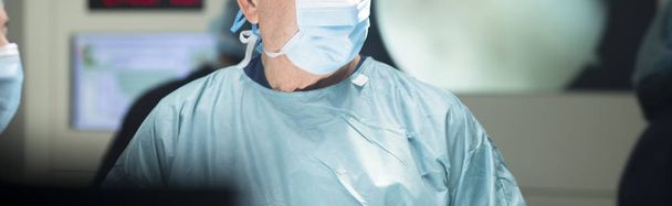 Cirurgião em cirurgia hospitalar
 - Foto, Imagem