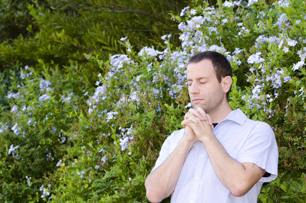 Hombre rezando afuera
. - Foto, Imagen