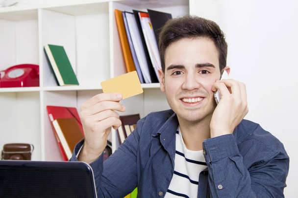 uśmiech człowiek z karty kredytowej - Zdjęcie, obraz
