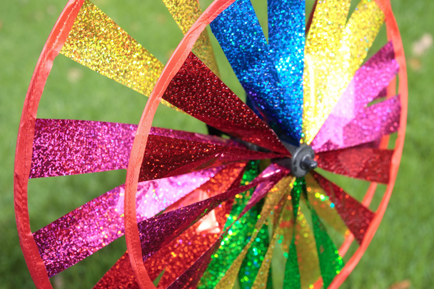 Многоцветное вращающееся колесо игрушки
 - Фото, изображение