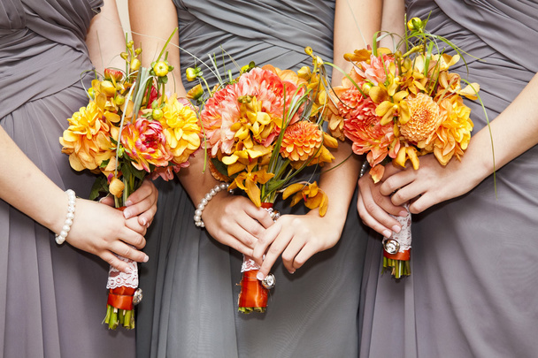 Demoiselles d'honneur avec bouquets
 - Photo, image