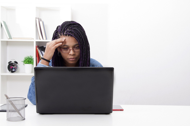 mulher trabalhando com seu computador
 - Foto, Imagem