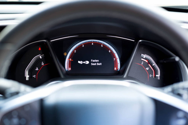 Fasten seat belts waarschuwingsbord op auto dashboard informatie voor s - Foto, afbeelding