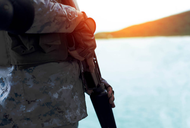 Enfoque seleccionado rifle de mano de la Marina de pie en guardia en Sunl
 - Foto, Imagen