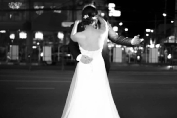 Розмите зображення попередньої весільної фотосесії на вулиці
  - Фото, зображення