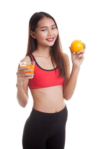 Όμορφο κορίτσι της Ασίας υγιή με χυμό πορτοκάλι και φρούτο πορτοκαλί. - Φωτογραφία, εικόνα