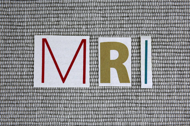 MRI (Магнітно-резонансна томографія) на сірому фоні
 - Фото, зображення