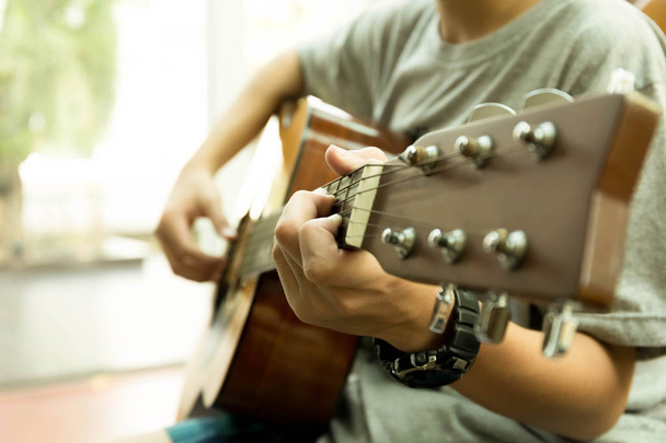 Asiático adolescente tocando a guitarra acústica
  - Foto, Imagem