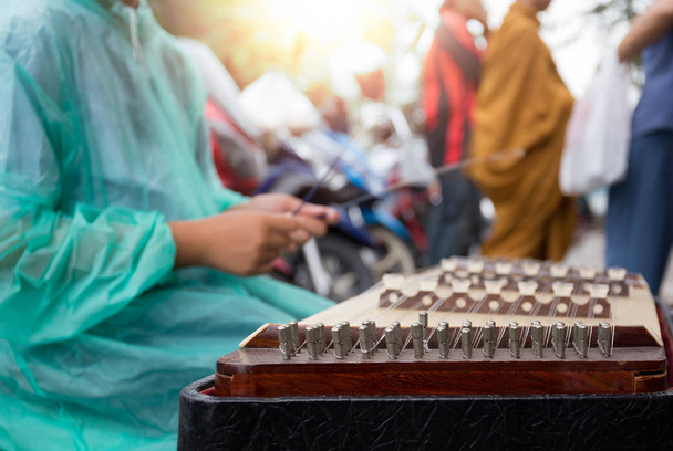Wybranym Azjatyckie kobiety gry tajski drewniane cymbały muzyczne  - Zdjęcie, obraz