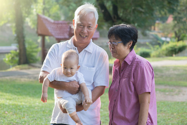 Grand-parents chinois tenant petite-fille
 - Photo, image