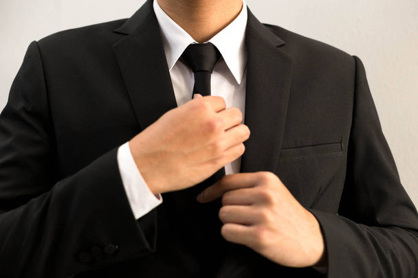 Empresario en traje negro con corbata negra
  - Foto, Imagen
