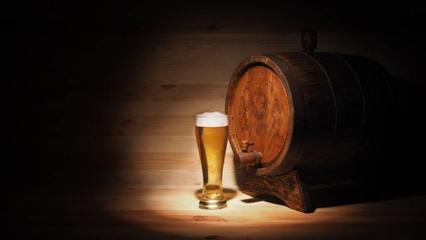 Beer mugs and barrel on a wooden background - Fotoğraf, Görsel