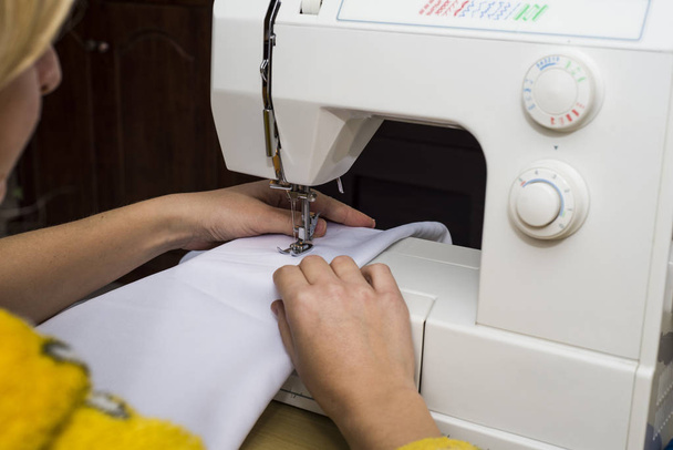 Las manos de la mujer trabajando en la máquina de coser. Blanco y negro
. - Foto, Imagen