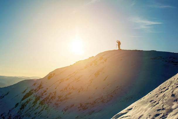 mies patikoija menossa vuorilla läpi lumen
 - Valokuva, kuva