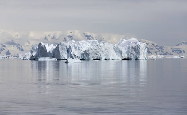 Icebergs de várias formas e tamanhos
. - Foto, Imagem